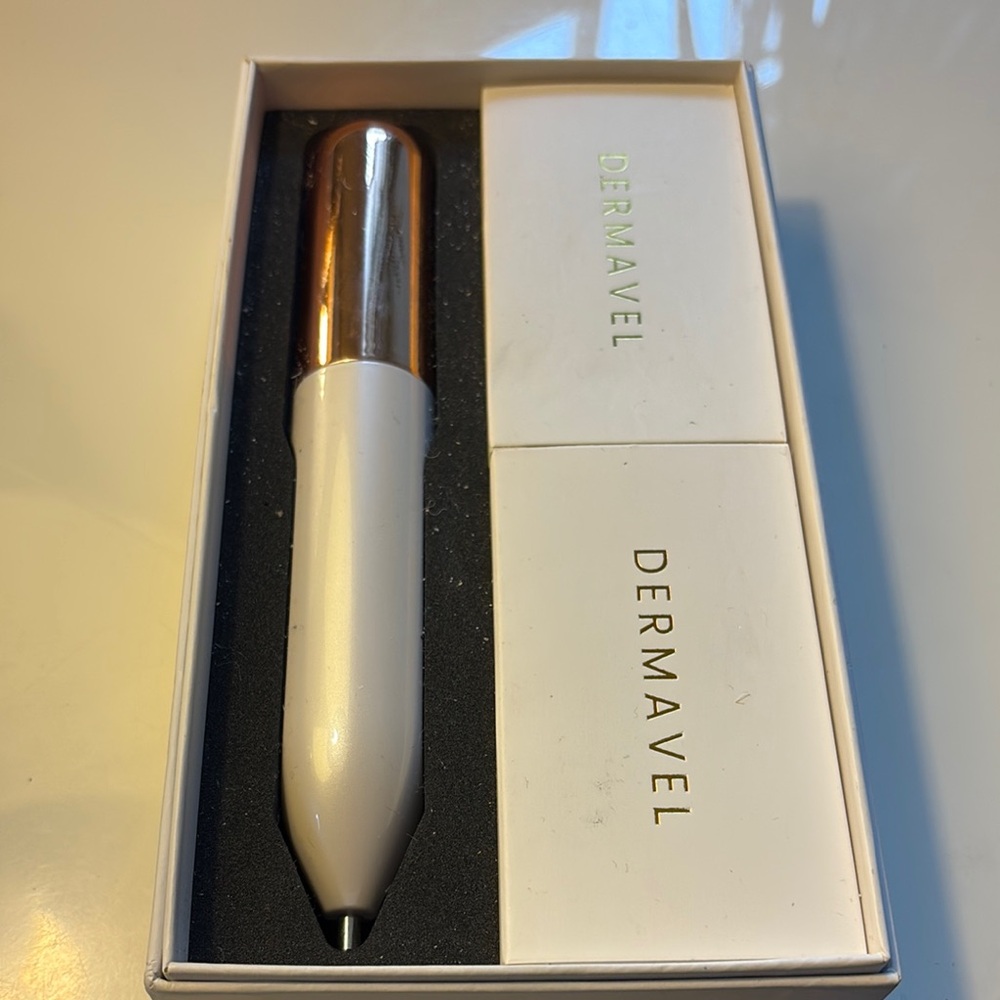 White and Gold Skincare Tool